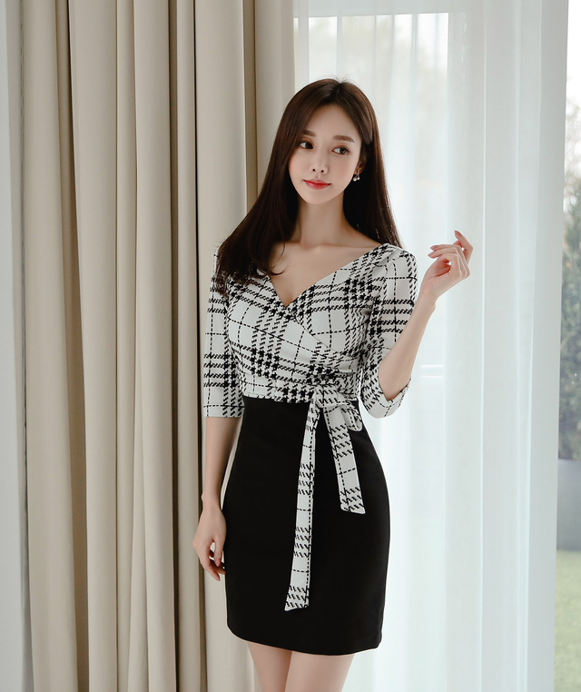 心壹穿搭|女神孙允珠时尚写真：朦胧水雾玻璃浅灰格纹拼色裙