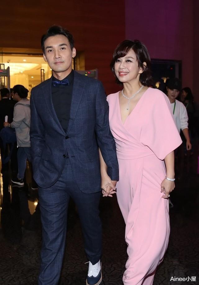 Ainee小屋 陈松伶和小8岁老公同框，穿粉色V领裙显不出年龄，风韵仍然迷人