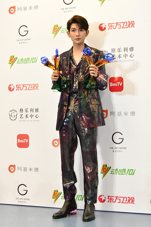 王源|王源小小年纪妆化得倒挺浓，可配“镭射”西装刚好，显得很成熟