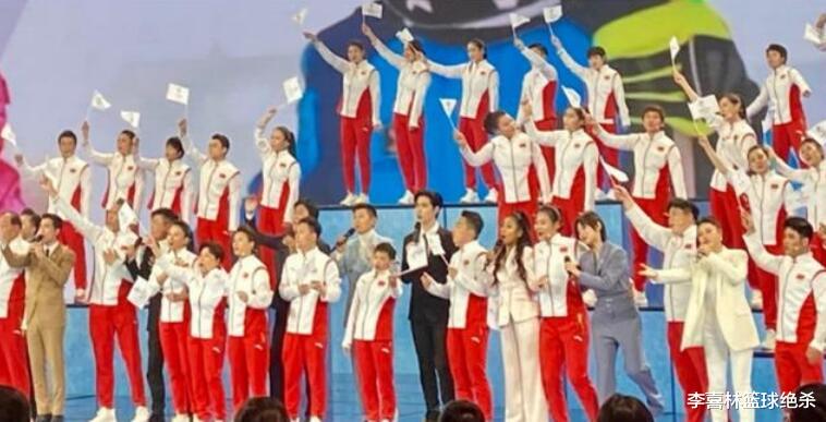 全红婵|全红婵上央视！1米80邓超下蹲合影，红姐大合唱站C位彰显地位