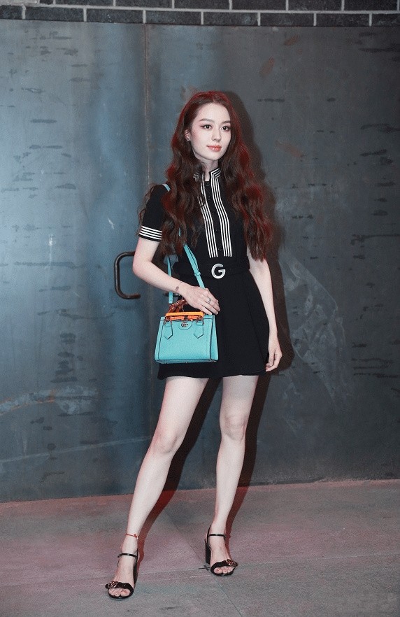 a字裙|吉娜烫卷发神似“蒙娜丽莎”，穿A字裙蛮腰仍在，却没藏住大腿粗