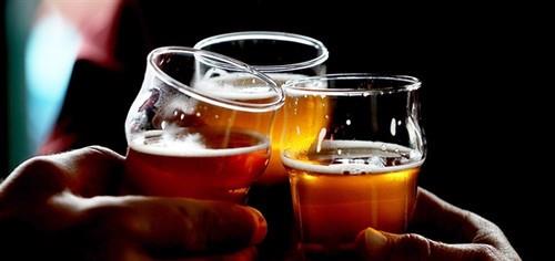 尿酸|男性上厕所时，若出现4种表现，或说明尿酸高了，多留意一下