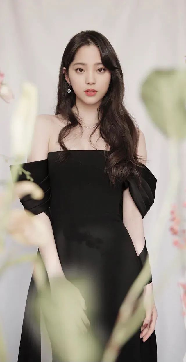 张哲瀚|欧阳娜娜，身材丰满，长腿女神，好想娶她