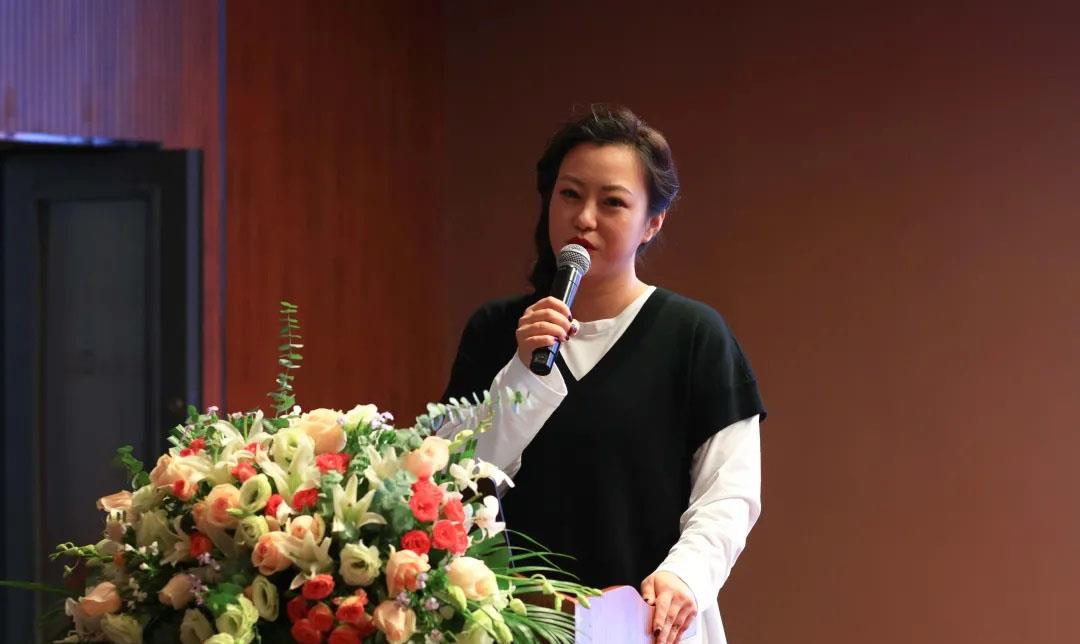 方脸妹说时尚|郝蕾这次逆袭了，43岁穿大白裙入职当老师，座谈会侃侃而谈超严肃