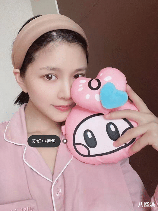 王灿|杜淳老婆首晒送女儿的满月礼，蛋饺戴千元黄金饰品，小肉手超可爱