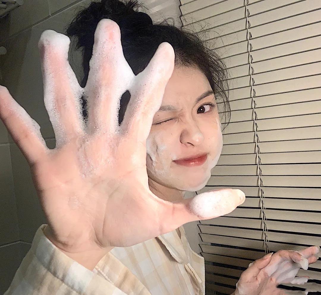 护肤品|敏感肌早上要不要洗脸？三个小细节，让你脸部肌肤更细腻