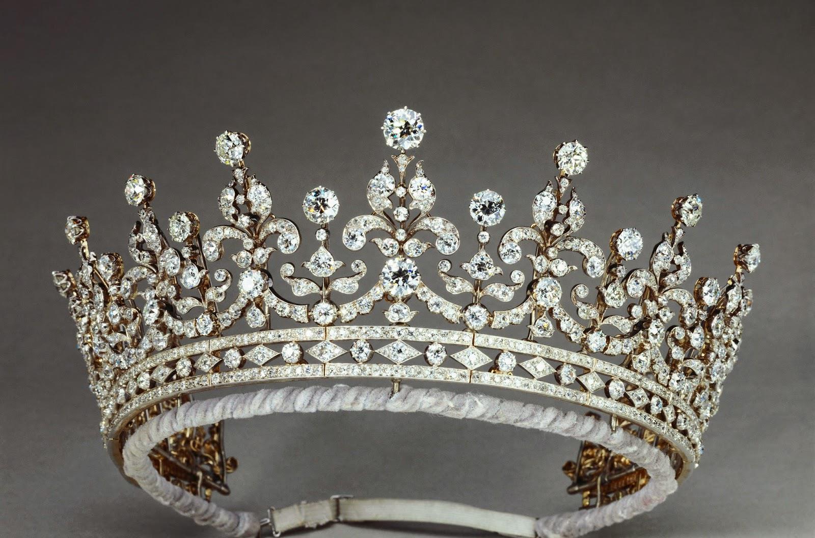 欧美时尚前线|为了做到“低头王冠也不掉”，欧洲王室女性煞费苦心