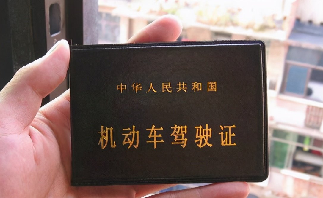 行人闯红灯被车撞,司机应不应该负责?交警:只有一种情况不要!
