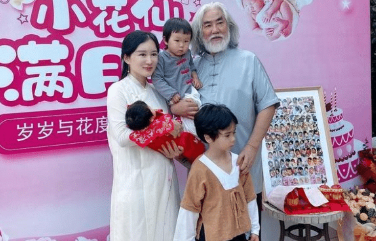 翡翠|老夫少妻，张纪中和小31岁娇妻海边恩爱，翡翠项链太惹眼了