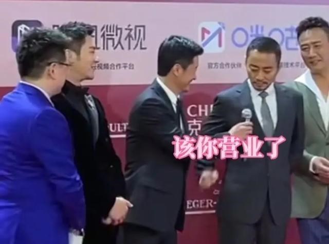 吴京|李晨和吴京站在一起真的好尴尬，直接被无视了