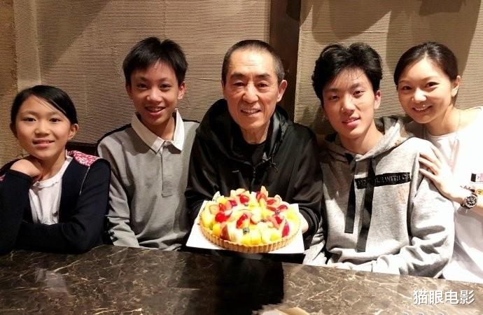 吴京|71岁张艺谋和14岁女儿合影，女儿遗传妈妈美貌，只露眼睛都那么美