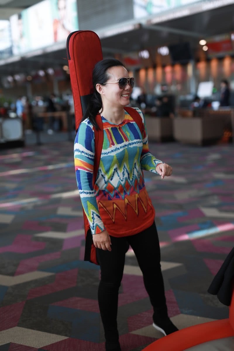 美人哒|龚琳娜新造型突破真大,穿男友T恤大走嘻哈风,阿姨辈真会赶潮流