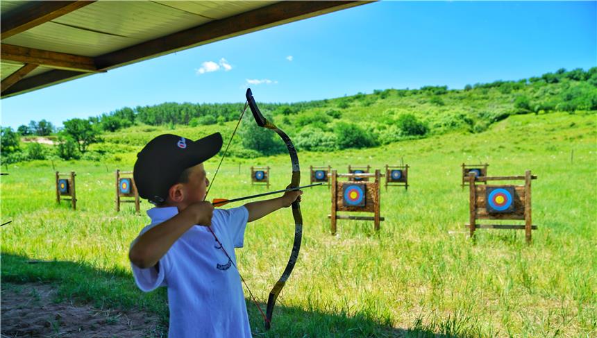 琳妹儿说|夏天避暑目的地首选，内蒙这个草原牧场很凉爽，和梅花鹿羊驼嬉戏