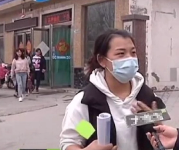 民生小鱼 5年变30年？河南女子买保险被坑，愤怒直播送“锦旗”：内容亮了