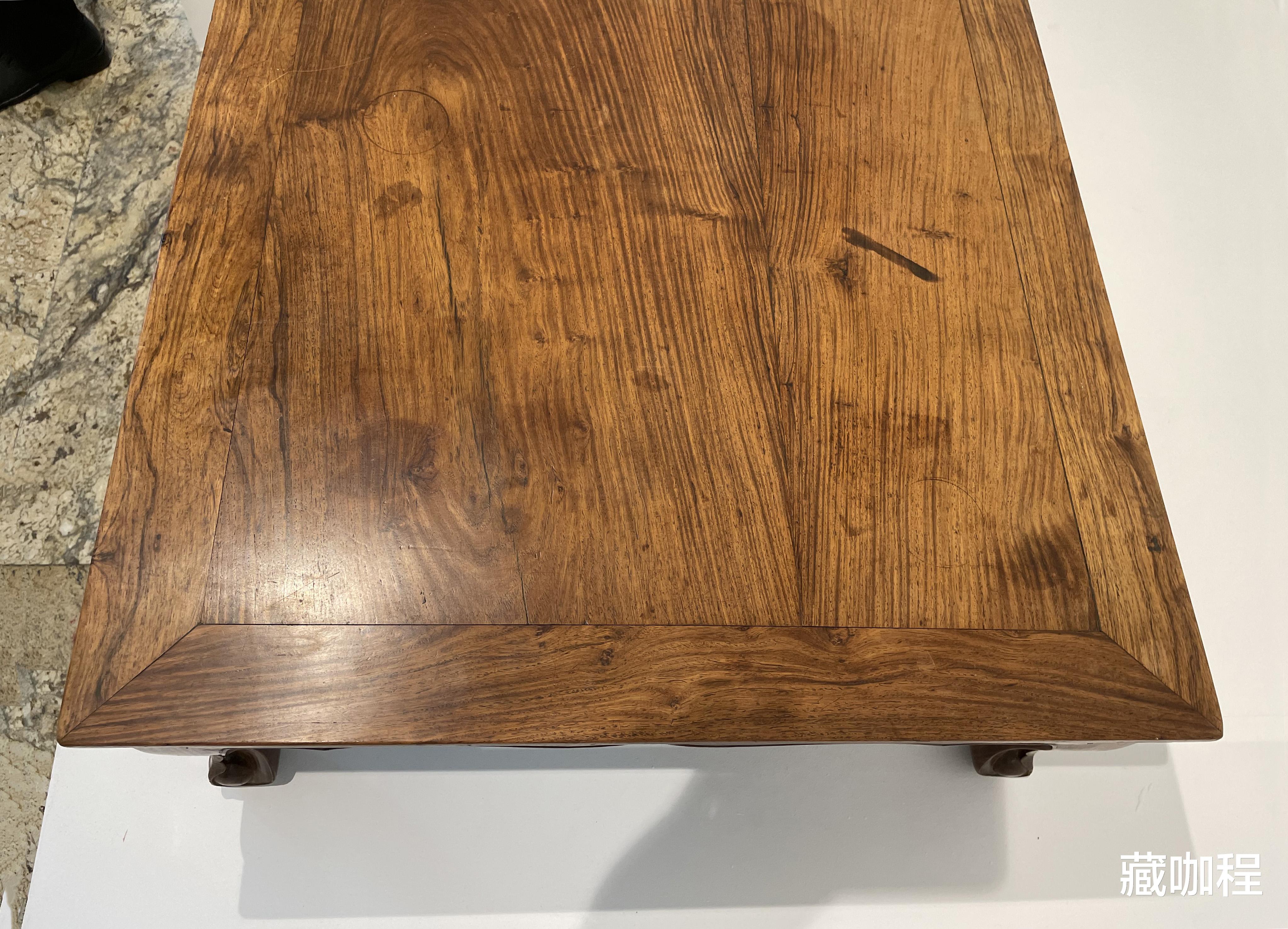 |面板木质特征明显，黄花梨卷球足炕桌两拼