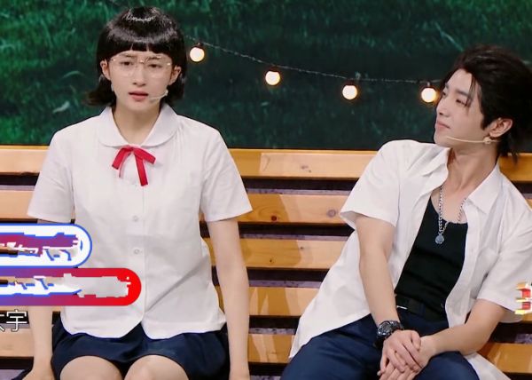 关晓彤|关晓彤舞台忘记穿一分裙,直接弯腰拿东西,华晨宇反应暴露素质