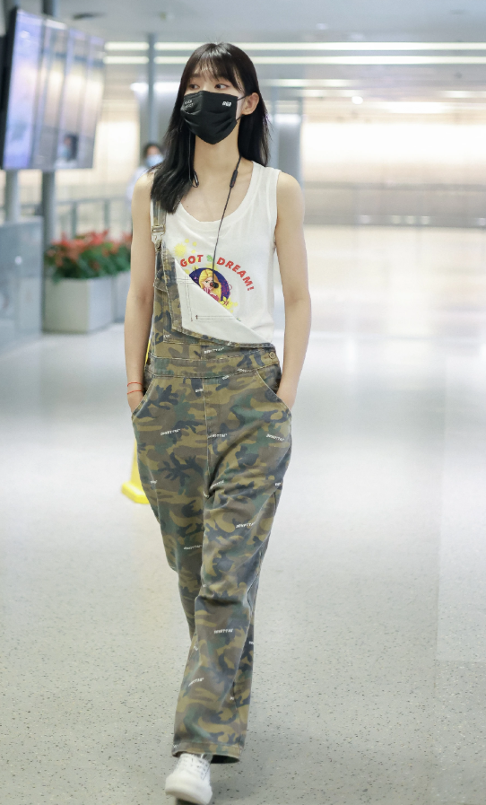 大时尚大观点|曾可妮机场私服照，穿迷彩裤只挂单边背带，不料潮成教科书