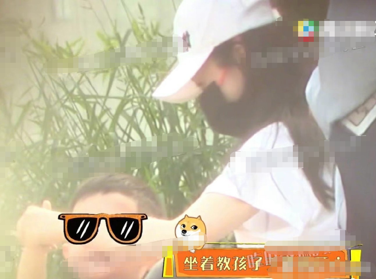 一街拍|赵丽颖带儿子逛商场,母子穿亲子装,温馨互动太有爱