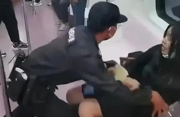 姚姚时尚|官方通报西安地铁保安拖拽女乘客：7人被处理，保安陈某被停职