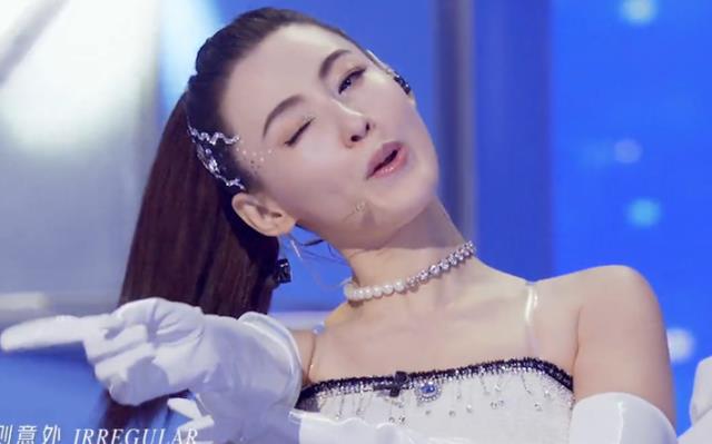 张柏芝|张柏芝遇到舞台事故，吊带太紧挤出赘肉，她的临场反应暴露素质