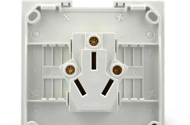 购买公牛和西门子插座面板，要弄清哪个质量好，哪个性价比高