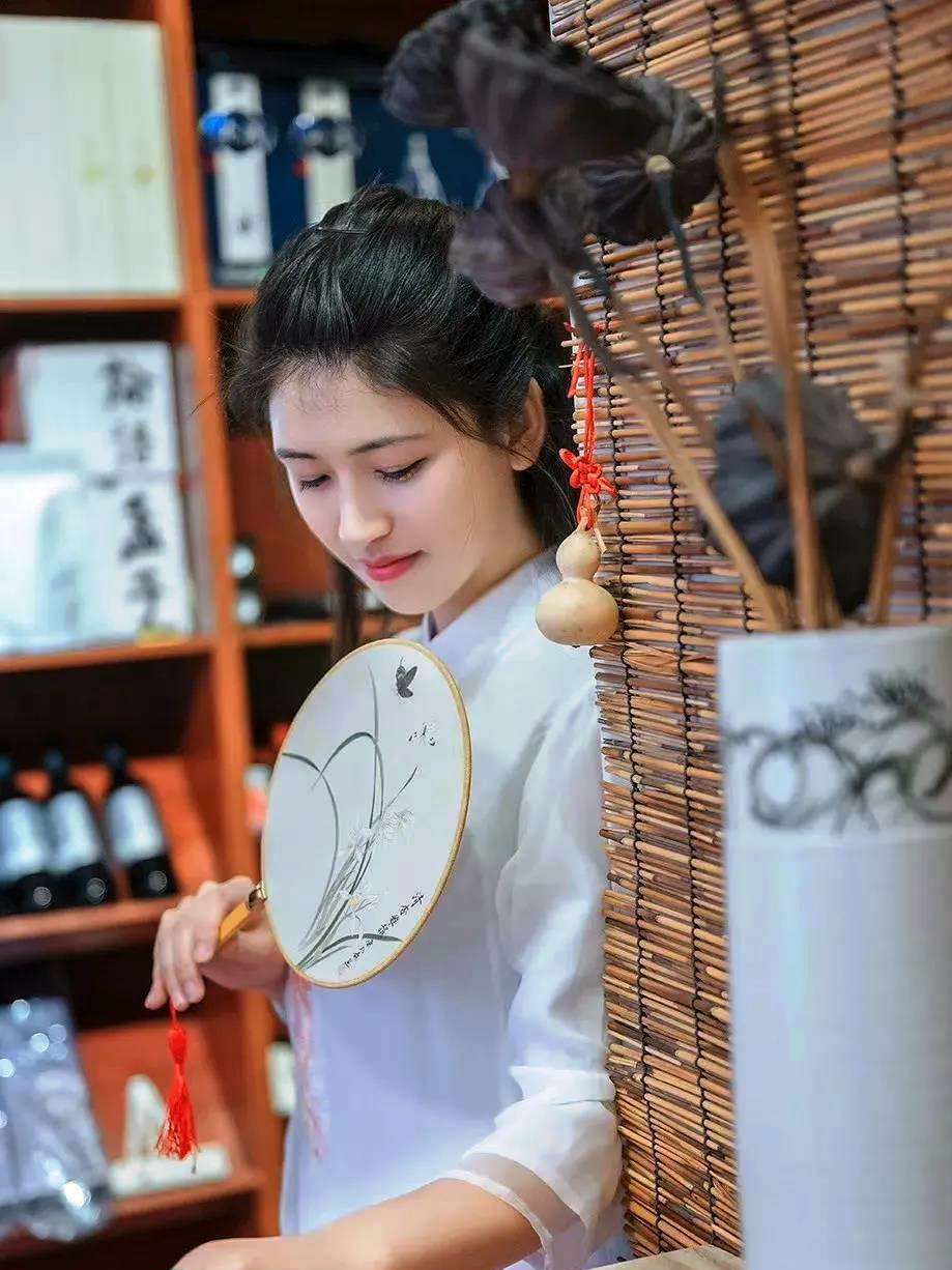 怀揣春情的女子,睫毛下是羞涩,秀颜上是浅笑