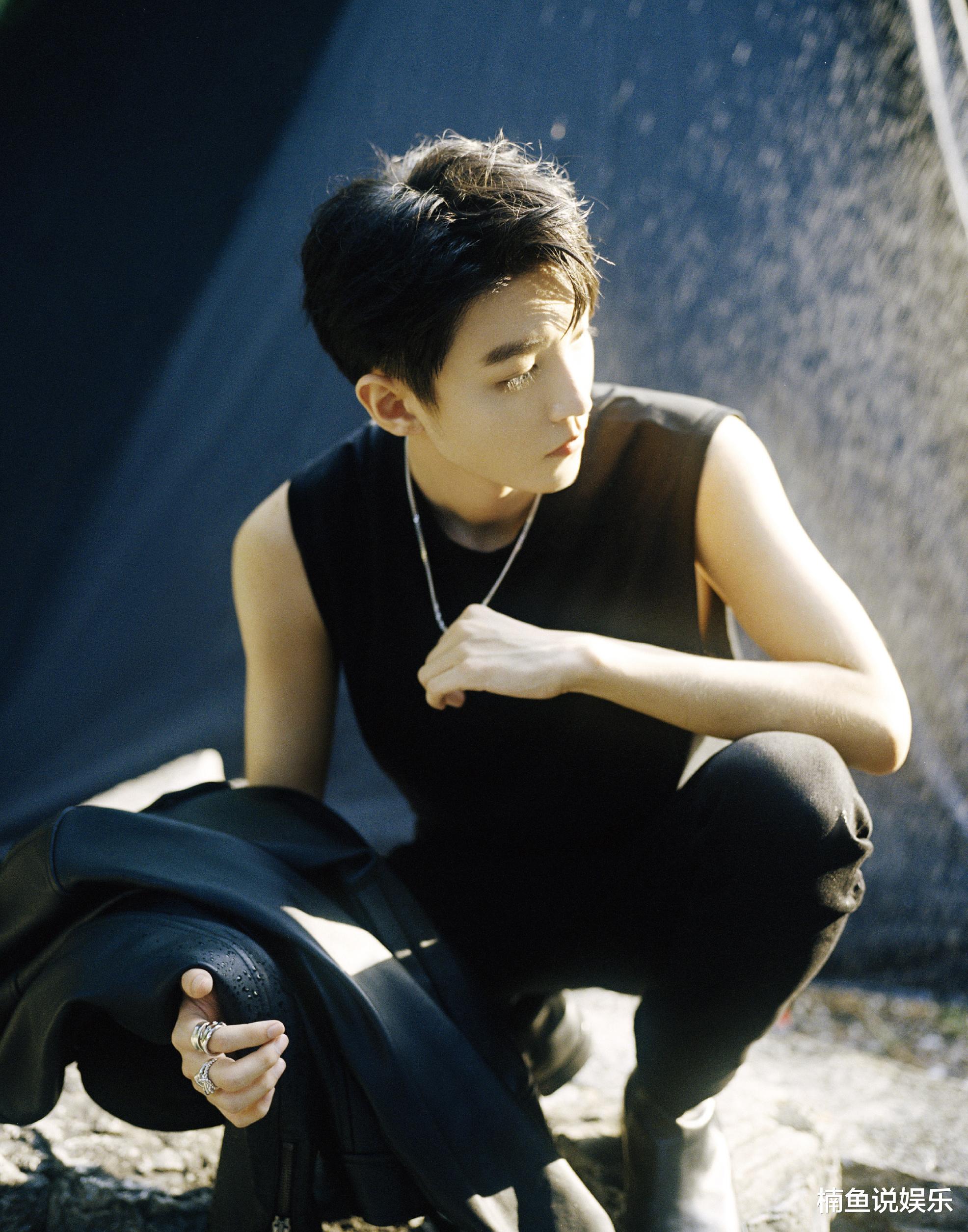 王俊凯|22岁王俊凯越来越帅气，机车造型尽显男人味，雨中花美男既视感