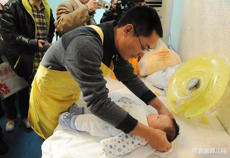 吴京|张碧晨带娃细节火了，看到脚上穿的东西：羡慕她的女儿有个好妈妈