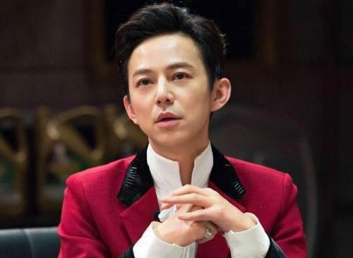 何炅|何炅退出微博第75天，被曝跟男子牵手，谢娜替他撕下娱乐圈遮羞布