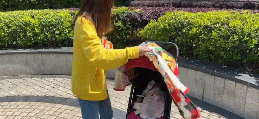 婴幼儿常识|国药育儿知识：宝宝推车上别放这个东西！很危险严重可窒息！