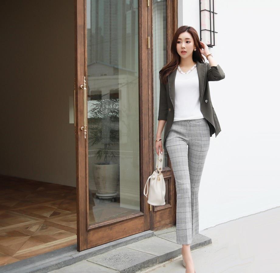 属兔|简约的白色小衫，下搭灰色的格子裤，干练又不失女人味