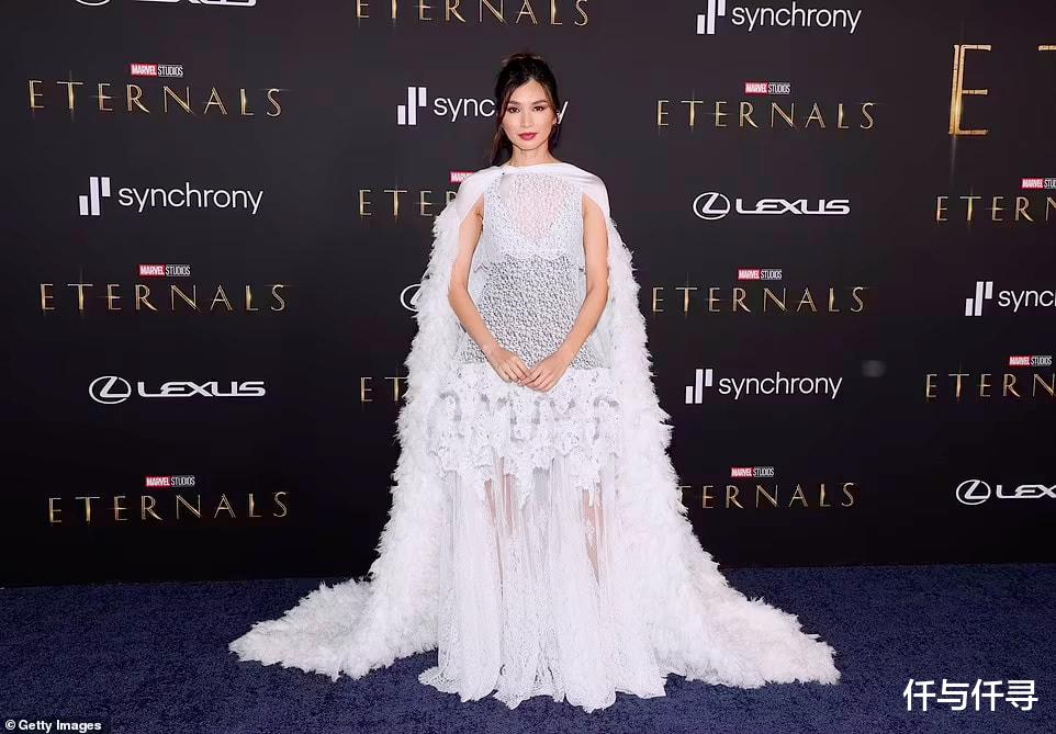 安吉丽娜·朱莉|朱莉重回女神光彩，下巴扣充满异国风情，长女希洛终于穿成女孩子