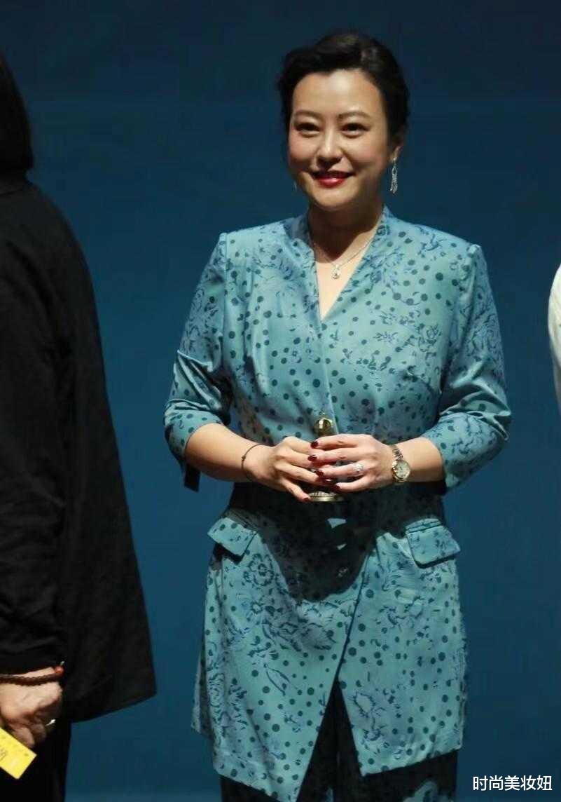 时尚美妆妞|又被郝蕾的气质折服,穿花西装配阔腿裤亮相,不土反而很贵气