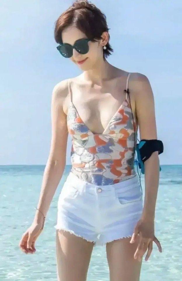 古力娜扎|古力娜扎海边泳衣大片好饱满，感情史竟比身材还有料？