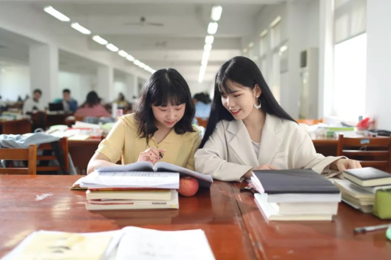 文职|军队文职招聘“遇冷”，高待遇仍有8200多岗位空缺，原因很现实