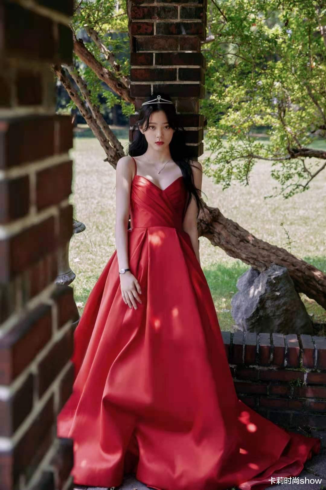 卡莉时尚show|欧阳娜娜才21岁就这么有料,穿红色长裙优雅迷人,韵味十足好吸睛