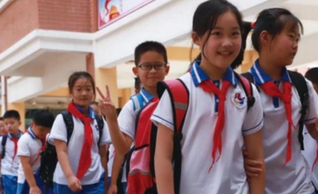 吴洪娜聊说育儿|老教师年年统考第一,成为学校出名人士,同事却表示:太自私