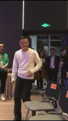 情侣 情侣第一次住酒店，从电视里看到隔壁的“大片”，现场气氛太尴尬！