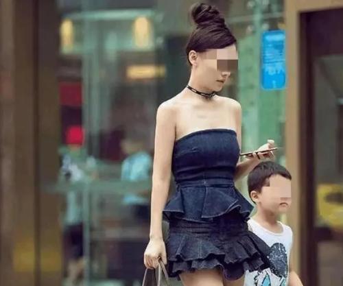 李嘉欣|李嘉欣穿“蕾丝透视裤”，带儿子从容逛街：宝妈穿着暴露孩子病态