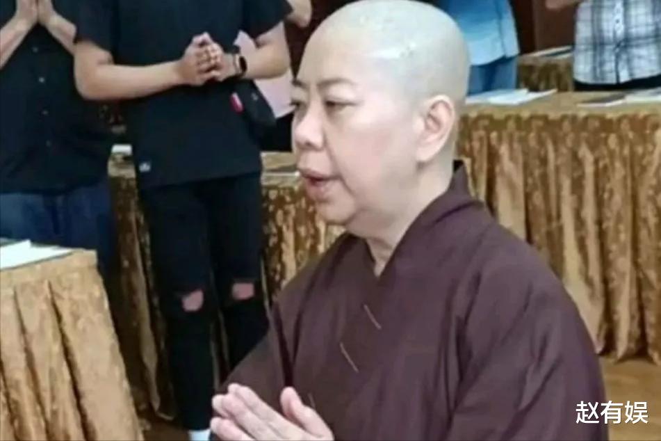 娱乐圈|55岁女星剃度出家！全程直播削发穿僧衣，曾言：与佛法有不解之缘