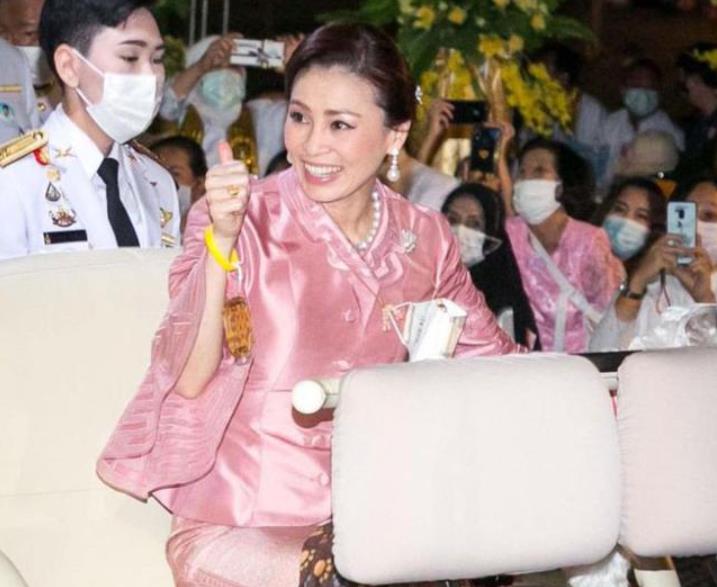 诗妮娜|苏提达出手打压诗妮娜，出席活动剑拔弩张，西拉米回归王后不甘心