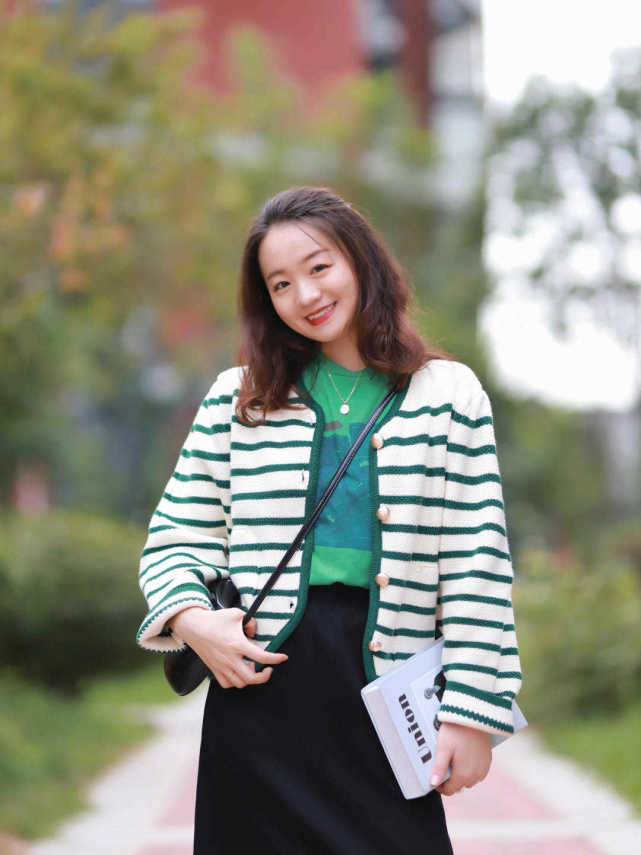 何有强 微胖女生怎么穿?一件绿色开衫搭配半身裙高级优雅,漂亮大气