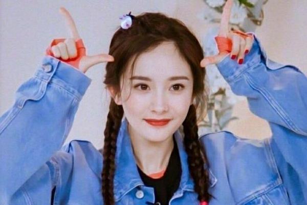 杨幂|杨幂逛街被偶遇，一口气买30条吊带，腿细如杆引路人注目