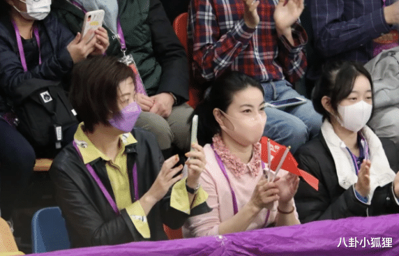 霍启刚|霍启刚晒4岁女儿拉小提琴照，首登舞台表情淡然，初显名媛气质