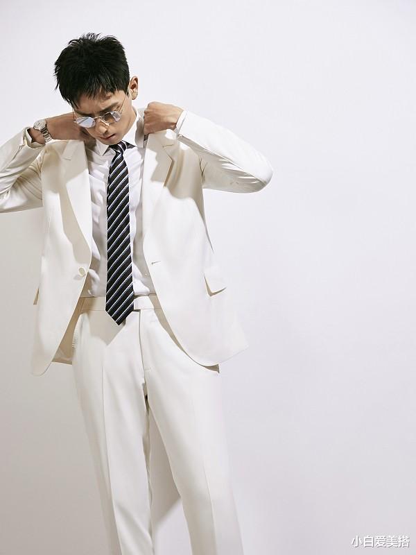 西装|李现嘴里好像“塞了鸡蛋”，脸蛋看着有点肿，但穿西装帅气值不减
