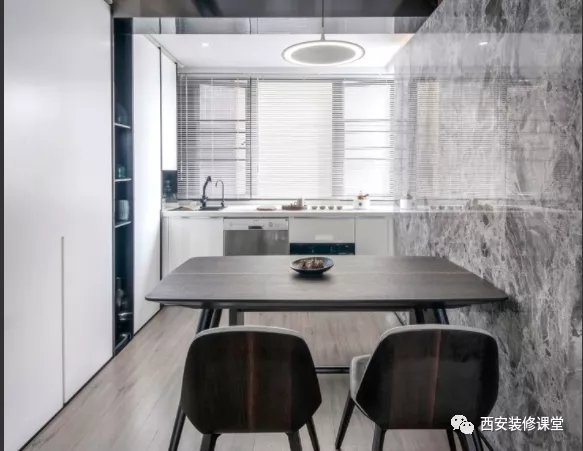 餐厅靠窗户,当然不能浪费