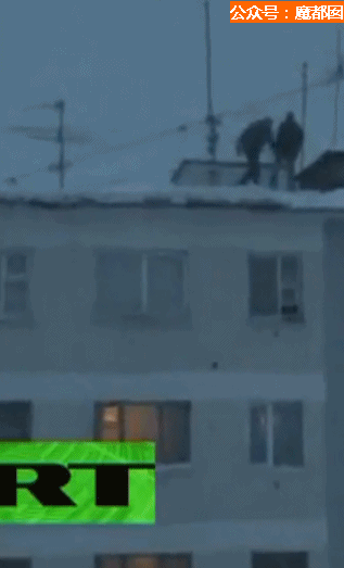 蜗牛研究僧 你们地面玩的都是娘炮！真正的俄罗斯人都是从屋顶往下跳！