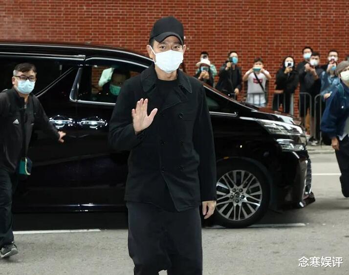 刘德华|刘德华遭影迷秋后算账，参加吴孟达葬礼穿得太潮，笑容满面像走秀