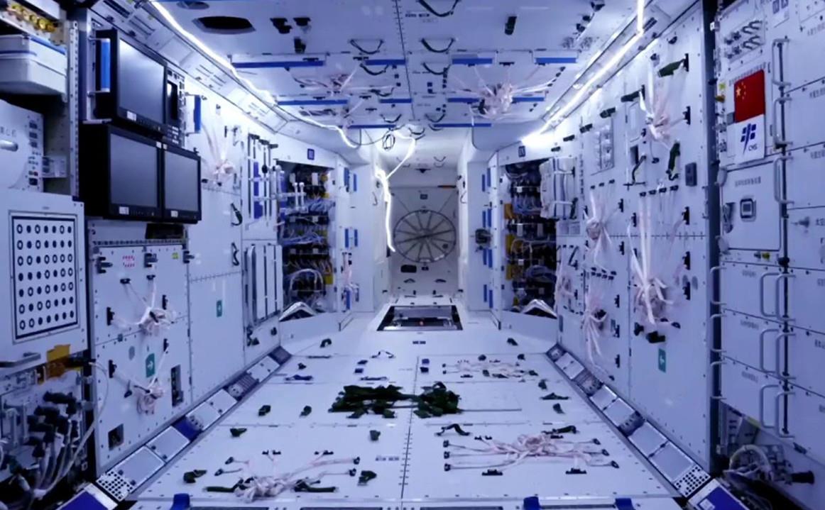 美媒:人都挤着睡,国际空间站像垃圾堆!中国空间站像苹果专卖店