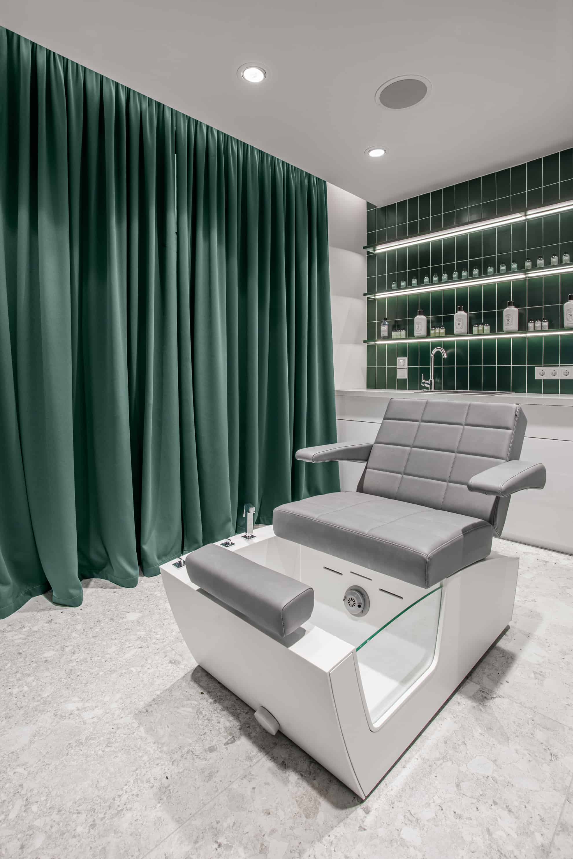 |乌克兰基辅365 STUDIO理发店设计